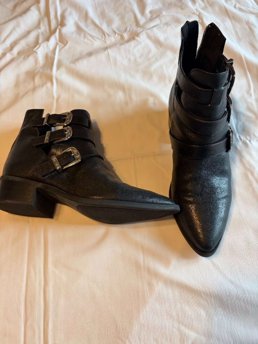 STEVE MADDEN BLACK BOOTIE WITH MATALLIC STRAP